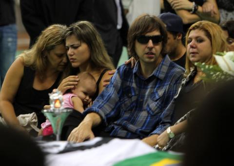  Famosos e familiares se despedem de Chorão 